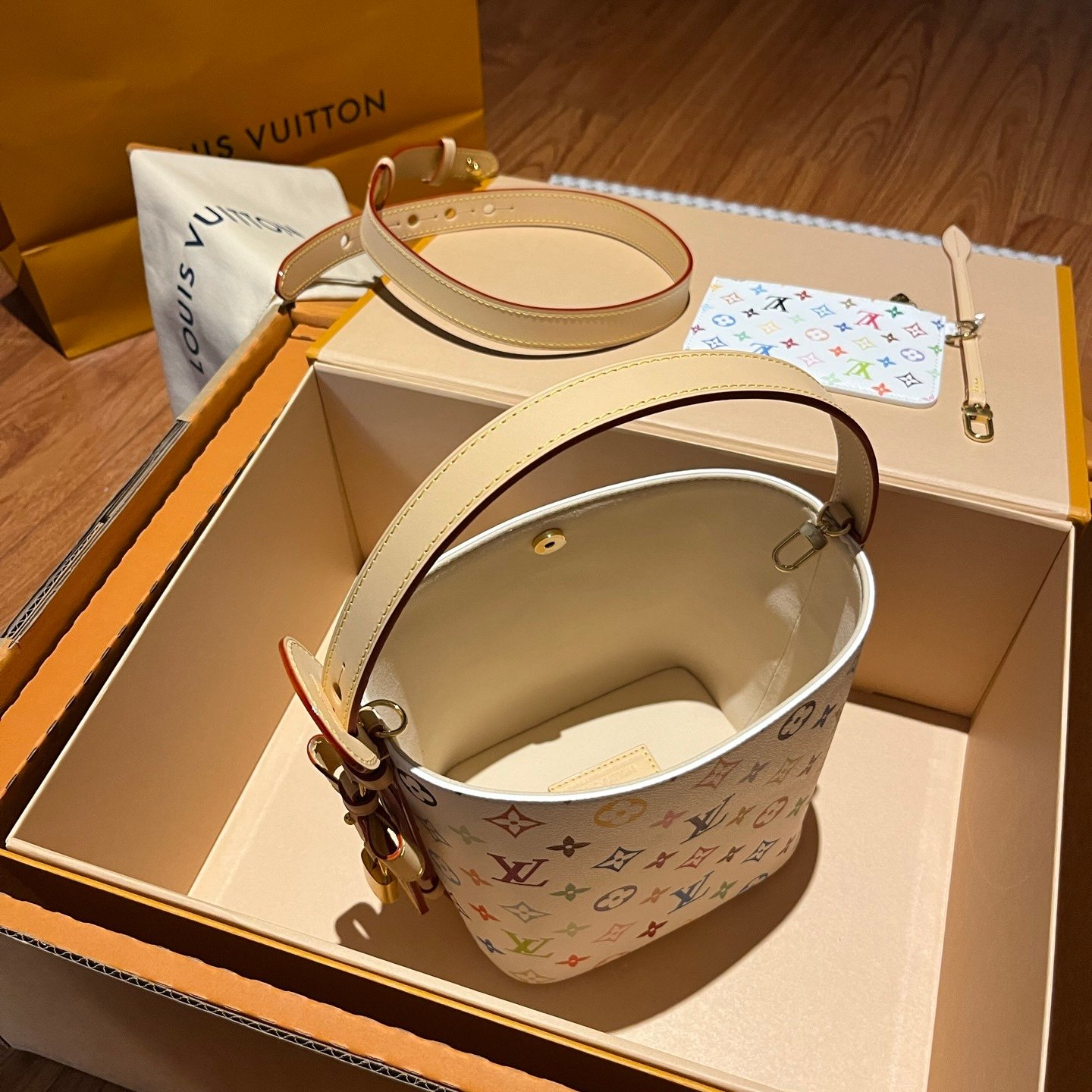 LV路易威登白三彩水桶包實拍圖純手工定制奢品正品級原單定制開模 LV路易威登白三彩水桶包實拍圖純手工定制奢品正品級原單定制開模