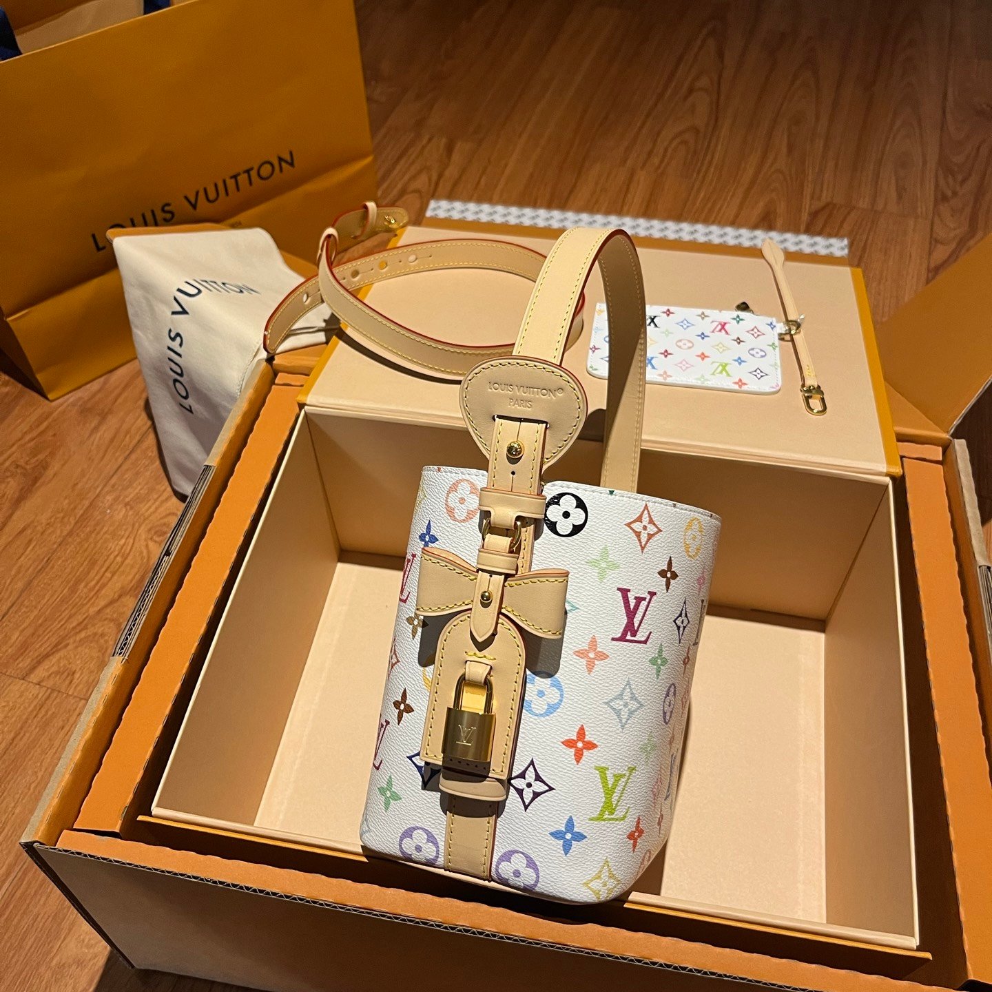 LV路易威登白三彩水桶包實拍圖純手工定制奢品正品級原單定制開模 LV路易威登白三彩水桶包實拍圖純手工定制奢品正品級原單定制開模