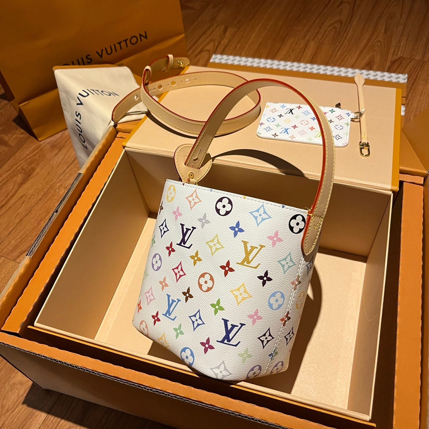 LV路易威登白三彩水桶包實拍圖純手工定制奢品正品級原單定制開模 LV路易威登白三彩水桶包實拍圖純手工定制奢品正品級原單定制開模