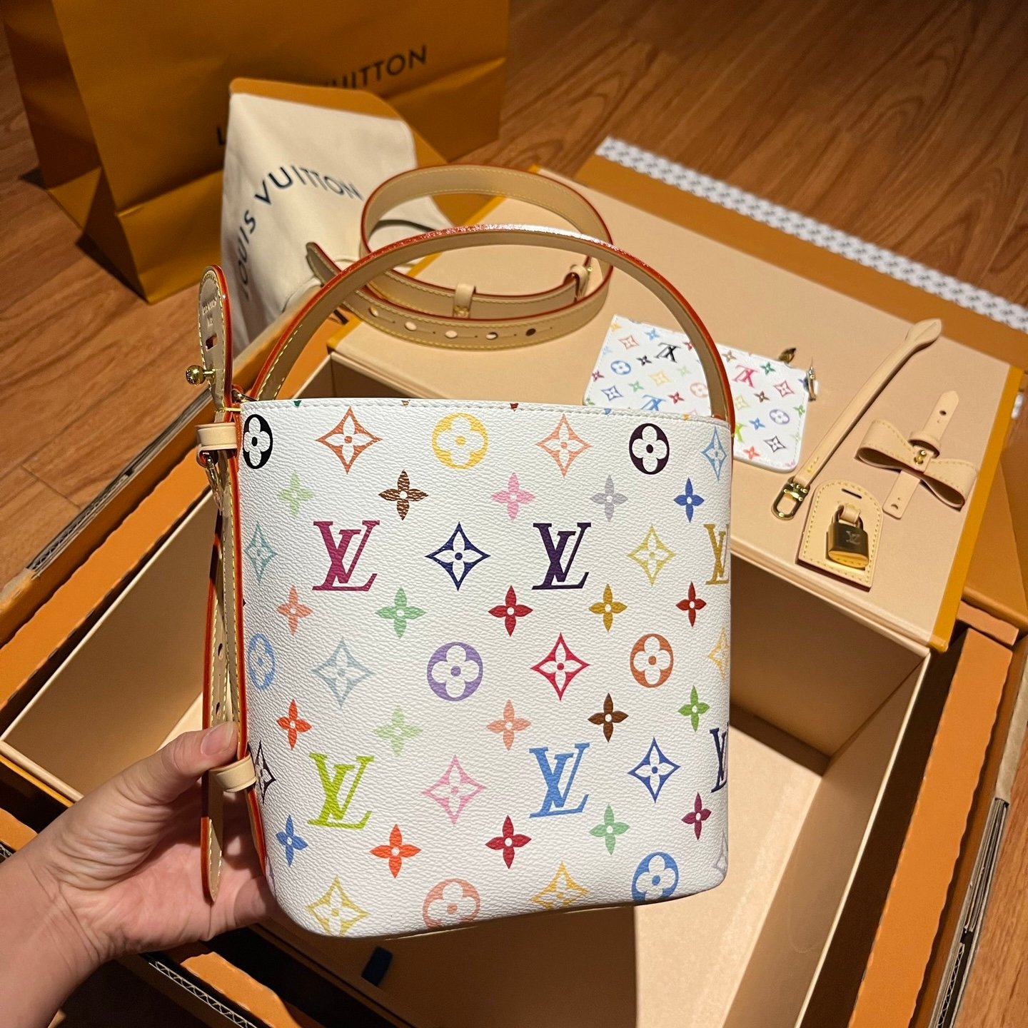 LV路易威登白三彩水桶包實拍圖純手工定制奢品正品級原單定制開模 LV路易威登白三彩水桶包實拍圖純手工定制奢品正品級原單定制開模