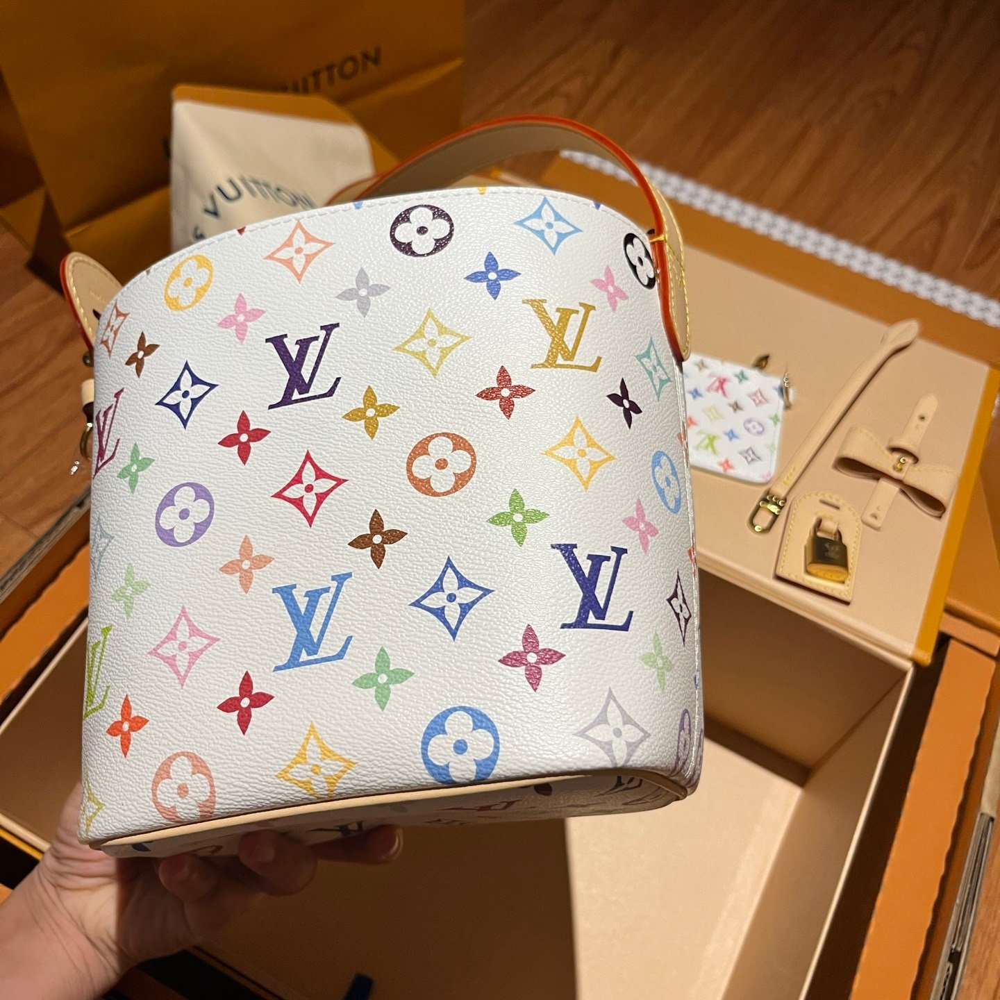 LV路易威登白三彩水桶包實拍圖純手工定制奢品正品級原單定制開模 LV路易威登白三彩水桶包實拍圖純手工定制奢品正品級原單定制開模