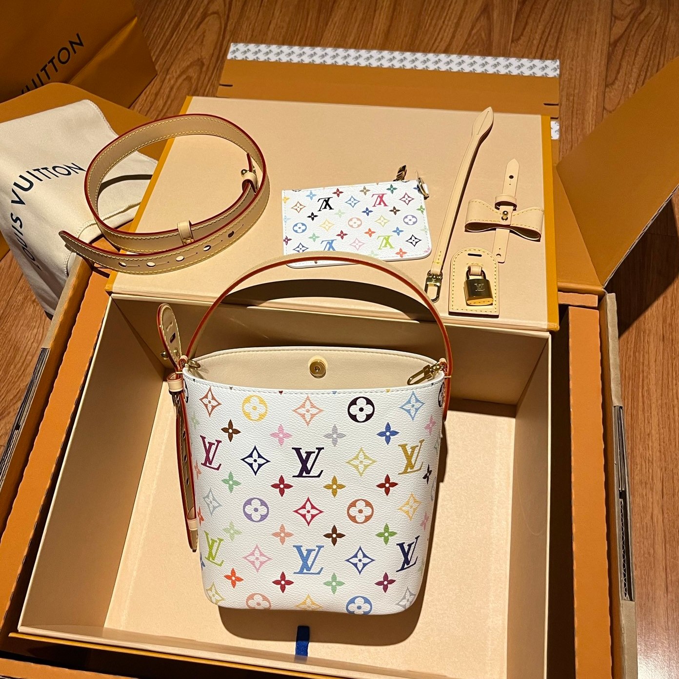 LV路易威登白三彩水桶包實拍圖純手工定制奢品正品級原單定制開模 LV路易威登白三彩水桶包實拍圖純手工定制奢品正品級原單定制開模