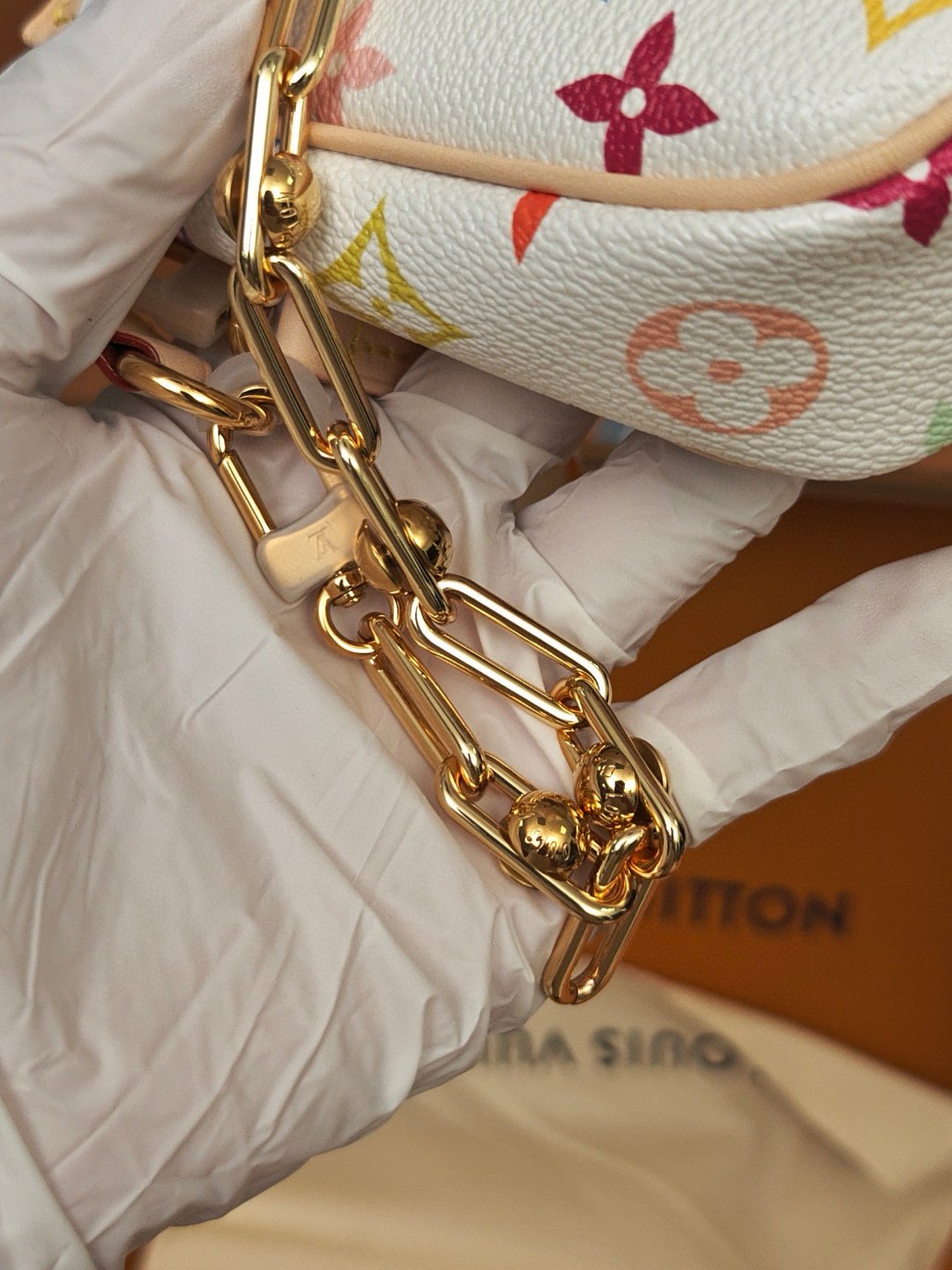 M13404(163C01) 村上隆聯名款 白三彩麻將包 LV x TM POCHETTE ACCESSOIRES 手袋 13 x 4 x 22 厘米 (高 x 寬 x 長度) 3 IMG 0511