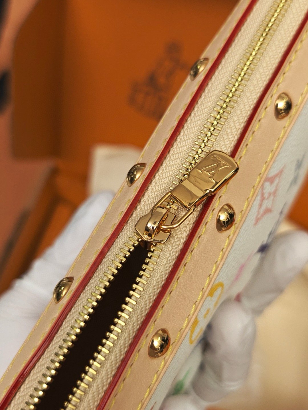 M13404(163C01) 村上隆聯名款 白三彩麻將包 LV x TM POCHETTE ACCESSOIRES 手袋 13 x 4 x 22 厘米 (高 x 寬 x 長度) 5 IMG 0513