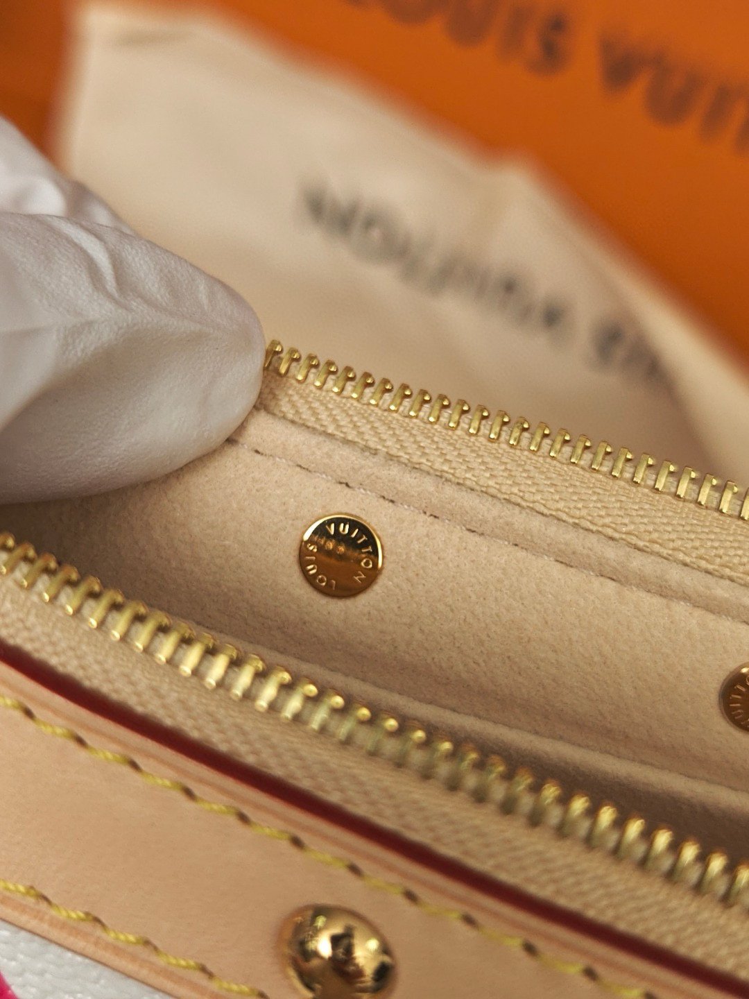 M13404(163C01) 村上隆聯名款 白三彩麻將包 LV x TM POCHETTE ACCESSOIRES 手袋 13 x 4 x 22 厘米 (高 x 寬 x 長度) 6 IMG 0515