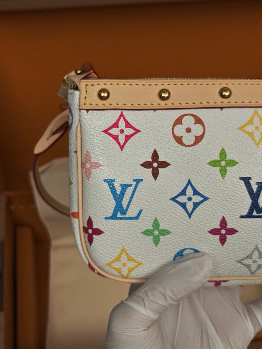 M13404(163C01) 村上隆聯名款 白三彩麻將包 LV x TM POCHETTE ACCESSOIRES 手袋 13 x 4 x 22 厘米 (高 x 寬 x 長度) 15 IMG 0521