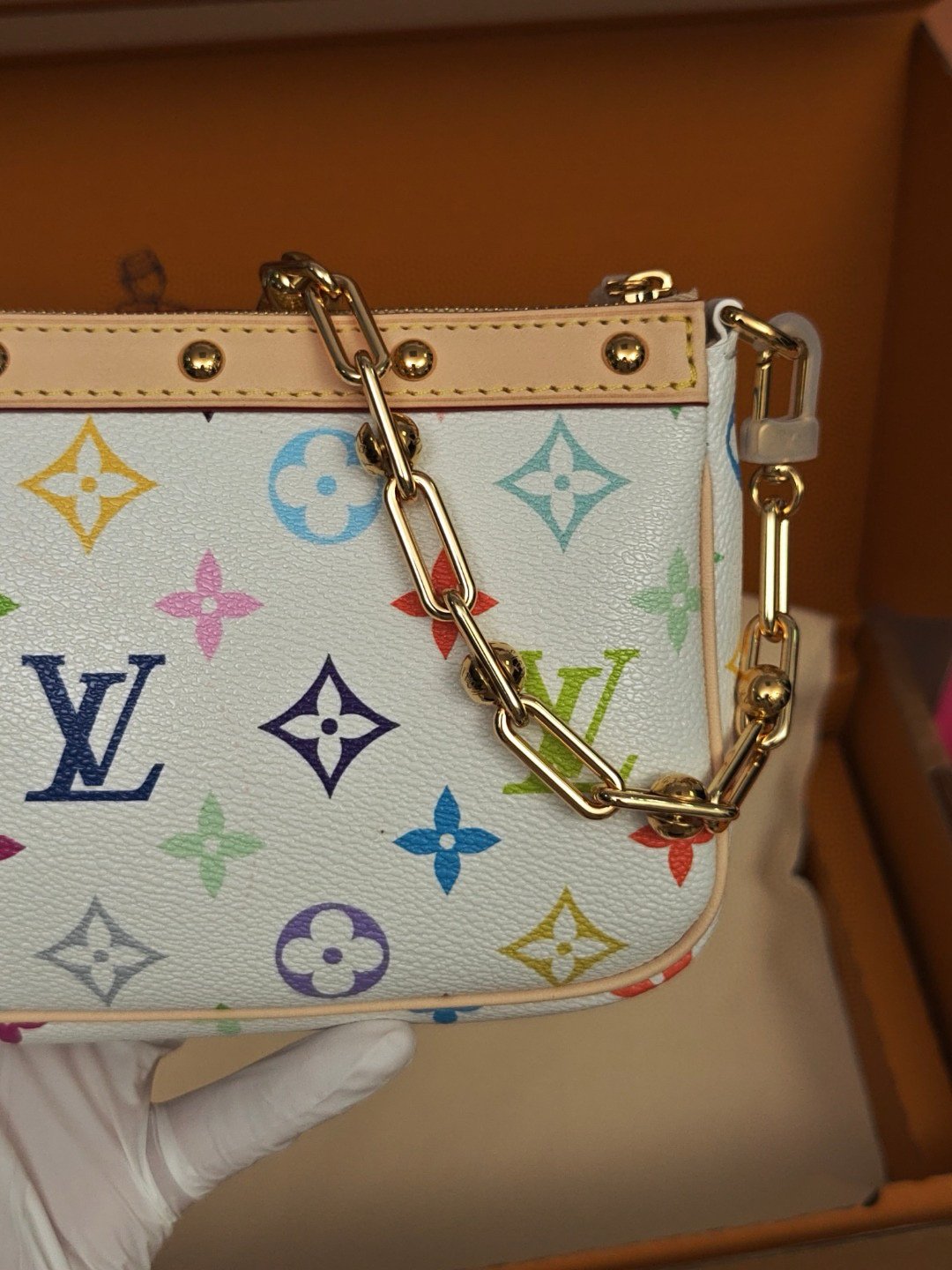 M13404(163C01) 村上隆聯名款 白三彩麻將包 LV x TM POCHETTE ACCESSOIRES 手袋 13 x 4 x 22 厘米 (高 x 寬 x 長度) 16 IMG 0522