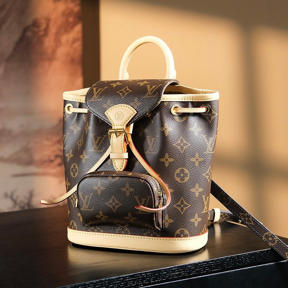 高仿LVlv𝐌𝐎𝐍𝐓𝐒𝐎𝐔𝐑𝐈𝐒晶片菱形跳動碼雙肩包系列實拍圖純手工定制奢品正品級原單定制開模IMG_1532 高仿LVlv𝐌𝐎𝐍𝐓𝐒𝐎𝐔𝐑𝐈𝐒晶片菱形跳動碼雙肩包系列實拍圖純手工定制奢品正品級原單定制開模