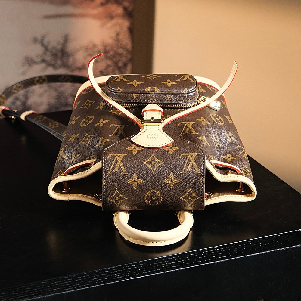 高仿LVlv𝐌𝐎𝐍𝐓𝐒𝐎𝐔𝐑𝐈𝐒晶片菱形跳動碼雙肩包系列實拍圖純手工定制奢品正品級原單定制開模IMG_1537 高仿LVlv𝐌𝐎𝐍𝐓𝐒𝐎𝐔𝐑𝐈𝐒晶片菱形跳動碼雙肩包系列實拍圖純手工定制奢品正品級原單定制開模