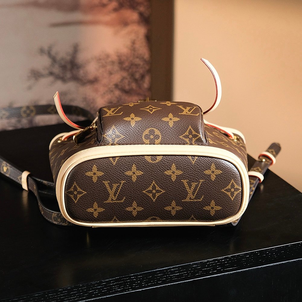 I高仿LVlv𝐌𝐎𝐍𝐓𝐒𝐎𝐔𝐑𝐈𝐒晶片菱形跳動碼雙肩包系列實拍圖純手工定制奢品正品級原單定制開模MG_1538 高仿LVlv𝐌𝐎𝐍𝐓𝐒𝐎𝐔𝐑𝐈𝐒晶片菱形跳動碼雙肩包系列實拍圖純手工定制奢品正品級原單定制開模