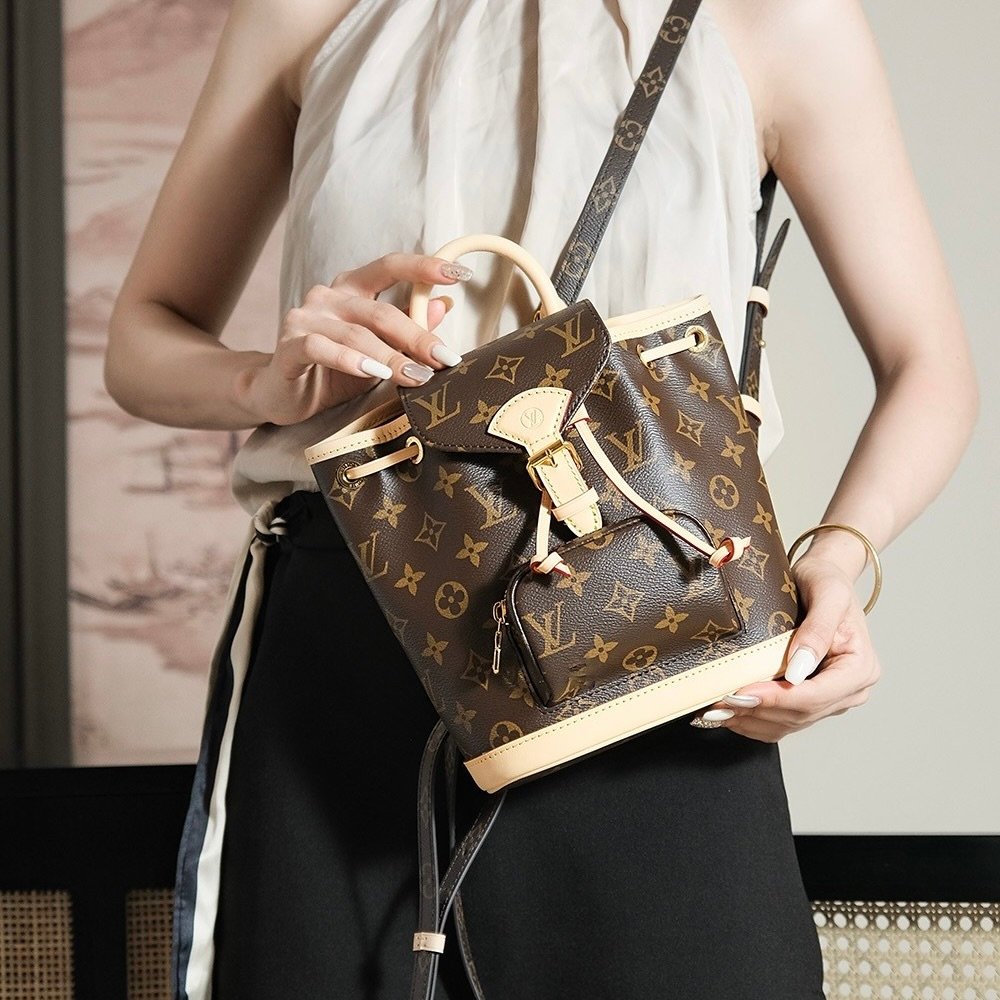 M11199(163C01)𝐌𝐎𝐍𝐓𝐒𝐎𝐔𝐑𝐈𝐒晶片菱形跳動碼雙肩包系列 24 X 25 X 12厘米 15 IMG 1551