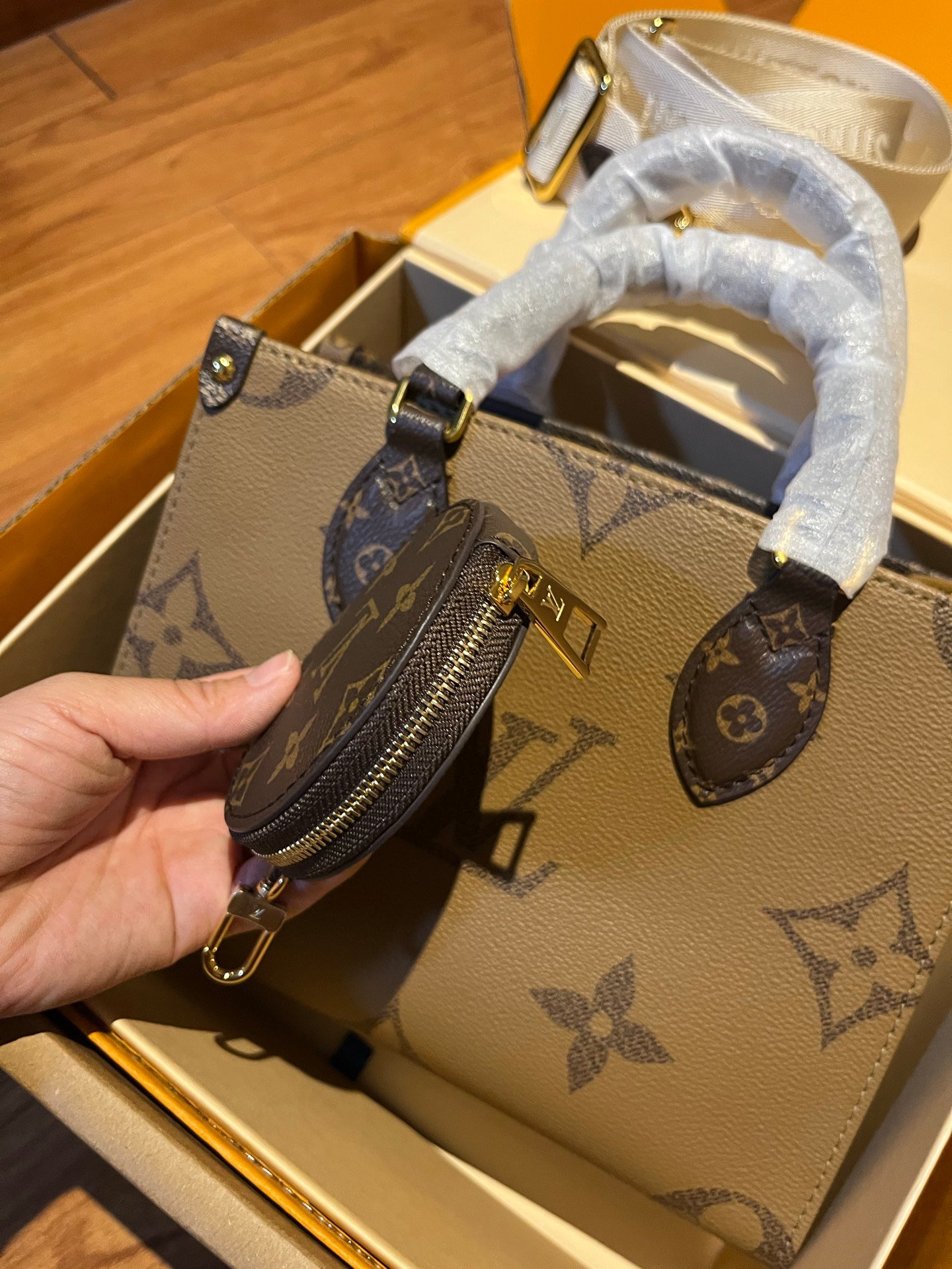 M46373(163C01)老花ONTHEGO小号托特包 25 × 19 × 11.5 公分 (長度 × 高 × 寬) 4 微信图片 20260802160802