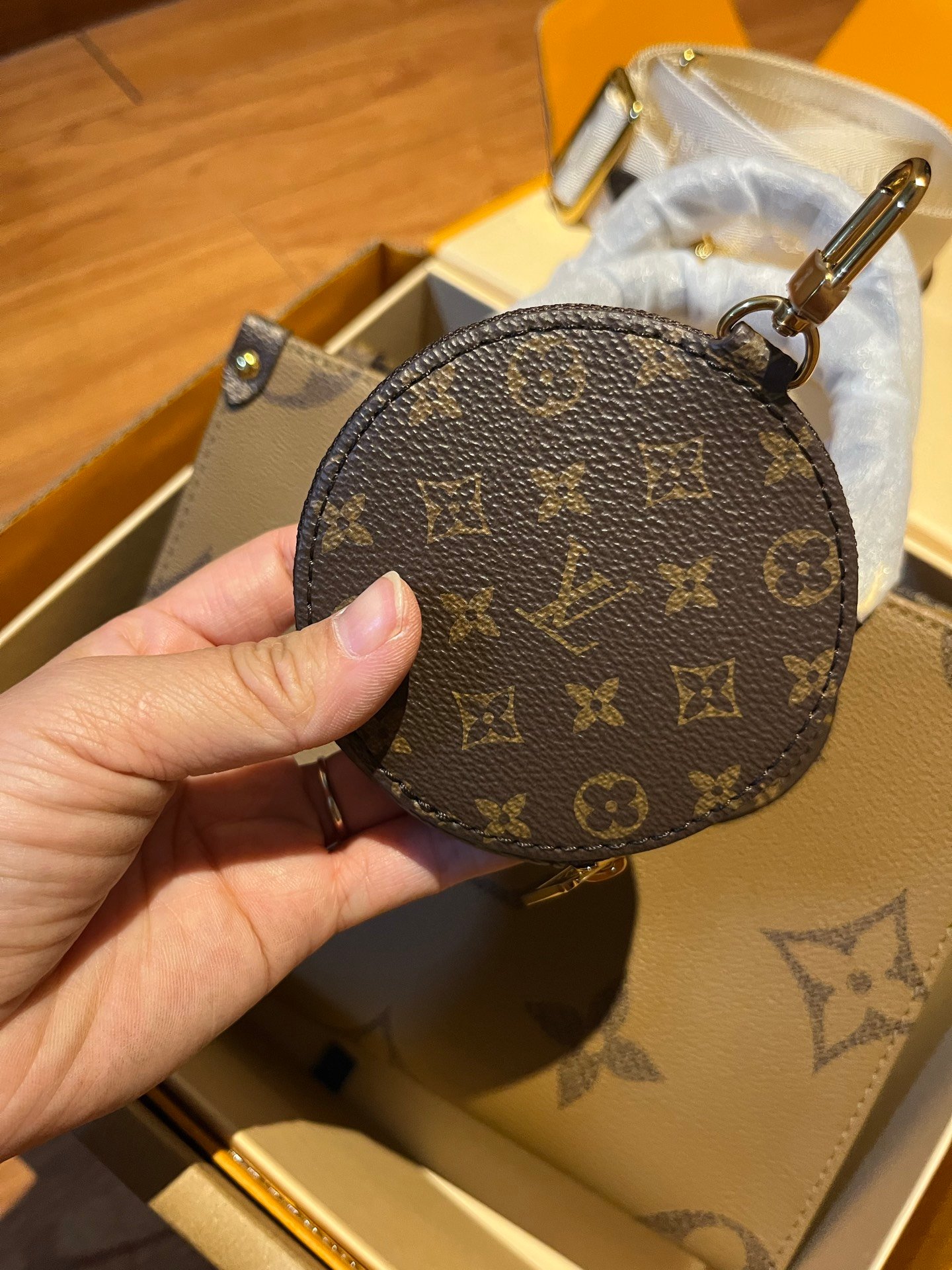 M46373(163C01)老花ONTHEGO小号托特包 25 × 19 × 11.5 公分 (長度 × 高 × 寬) 7 微信图片 20260802160813