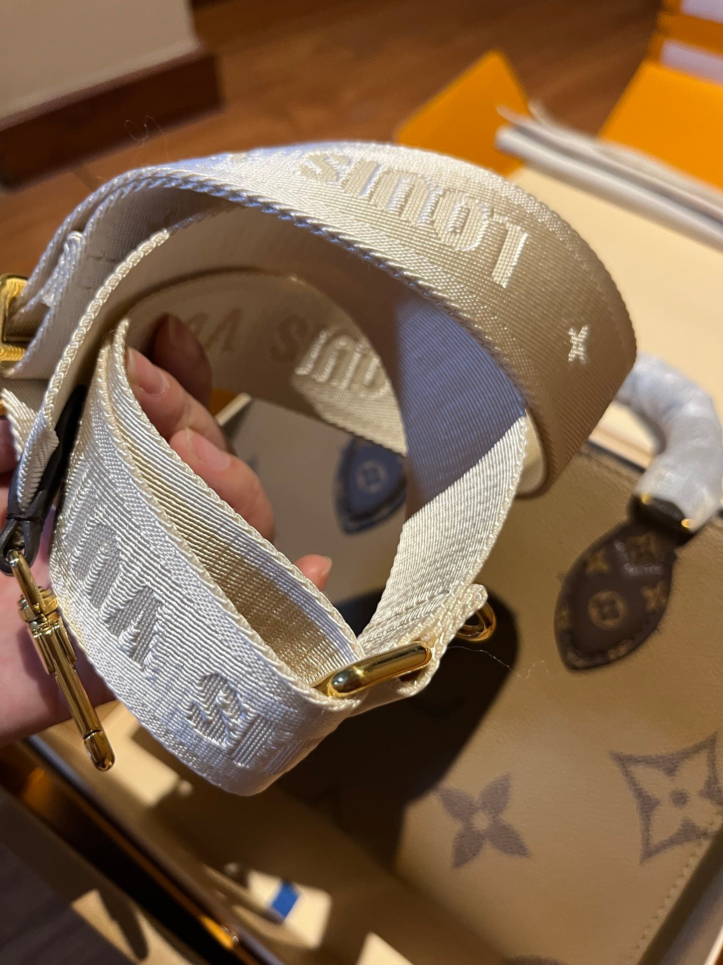 M46373(163C01)老花ONTHEGO小号托特包 25 × 19 × 11.5 公分 (長度 × 高 × 寬) 20 微信图片 20260802160836