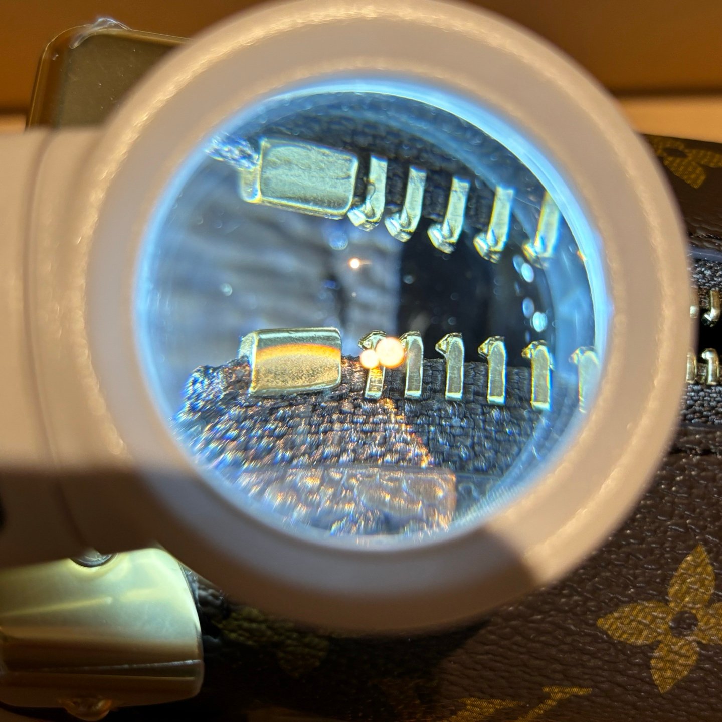 M27436(163C01)老花Side Trunk小号 18 × 12.5 × 8 公分(長度 × 高 × 寬) 9 拉鏈五金放大鏡細節