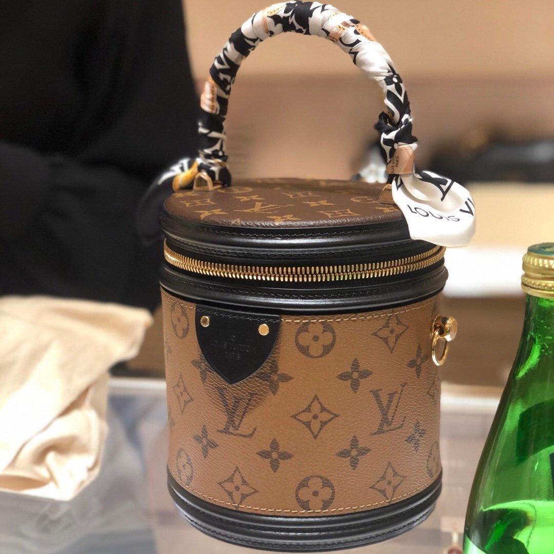效果實拍圖 M43986(163C01)老花Cannes飯桶包 15 × 17 × 15 公分(長度 × 高 × 寬)