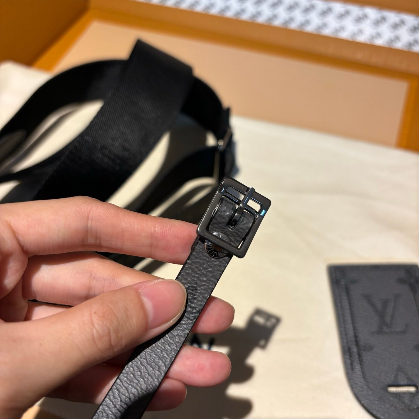 M46271(163C01)黑色keepall25男士枕頭包 3 皮帶五金細節