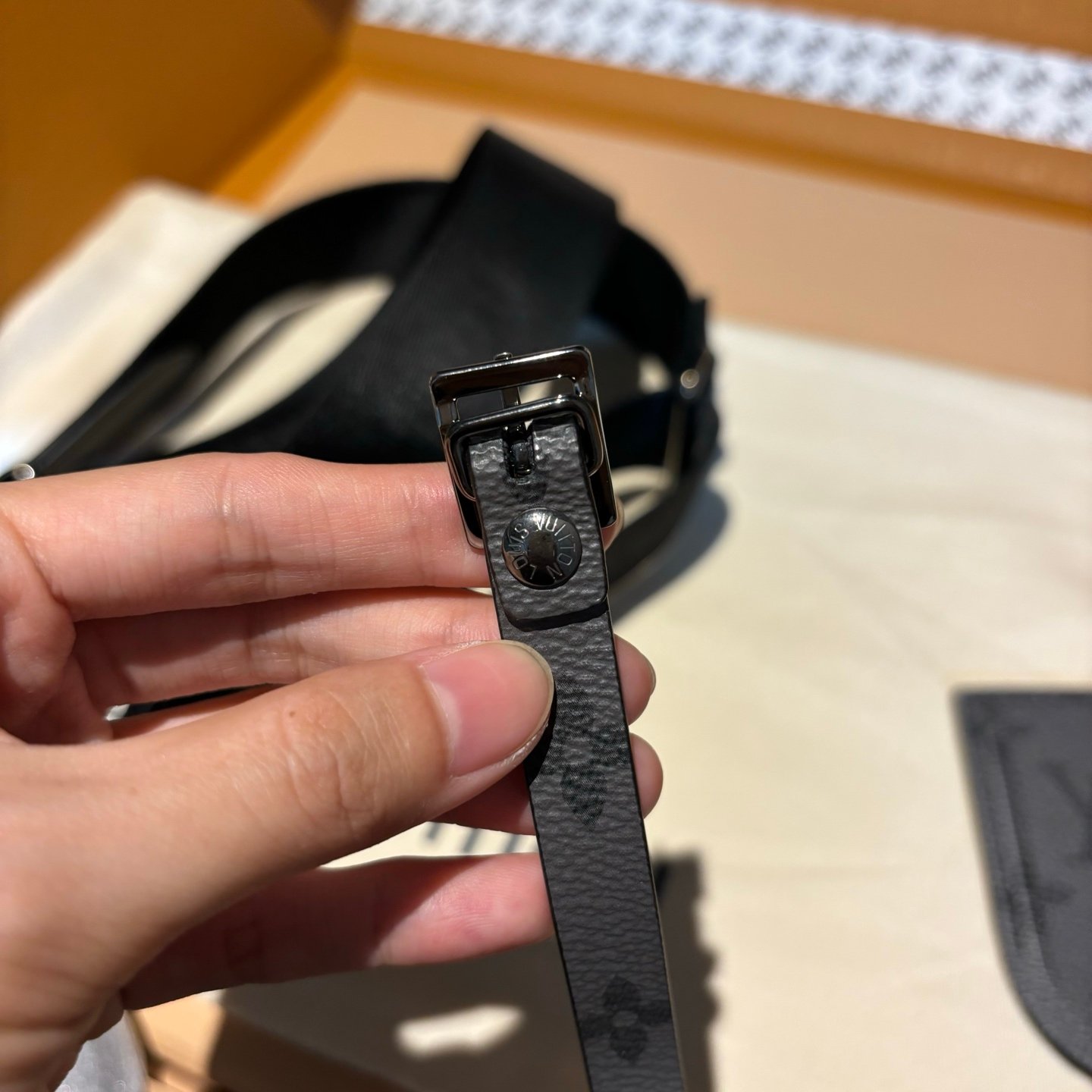 皮帶五金細節2 M46271(163C01)黑色keepall25男士枕頭包