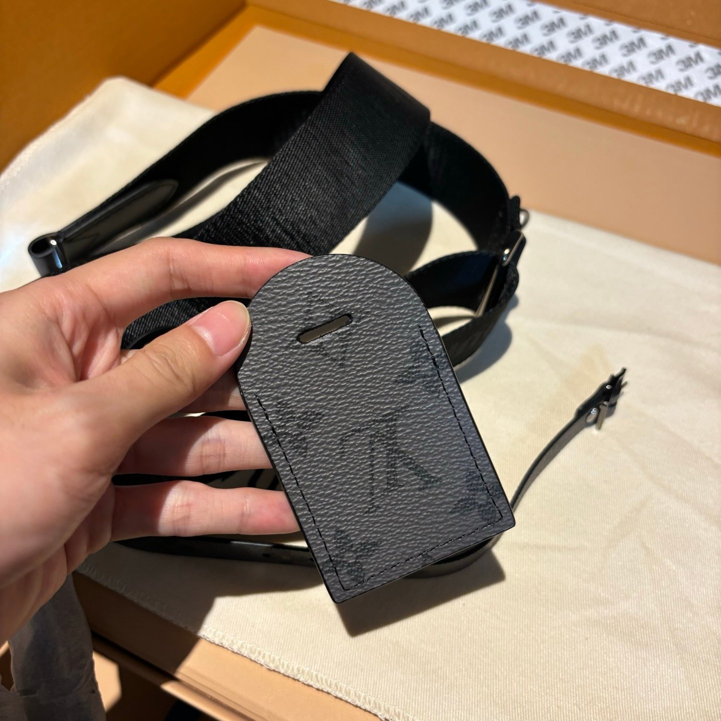 皮質細節 M46271(163C01)黑色keepall25男士枕頭包