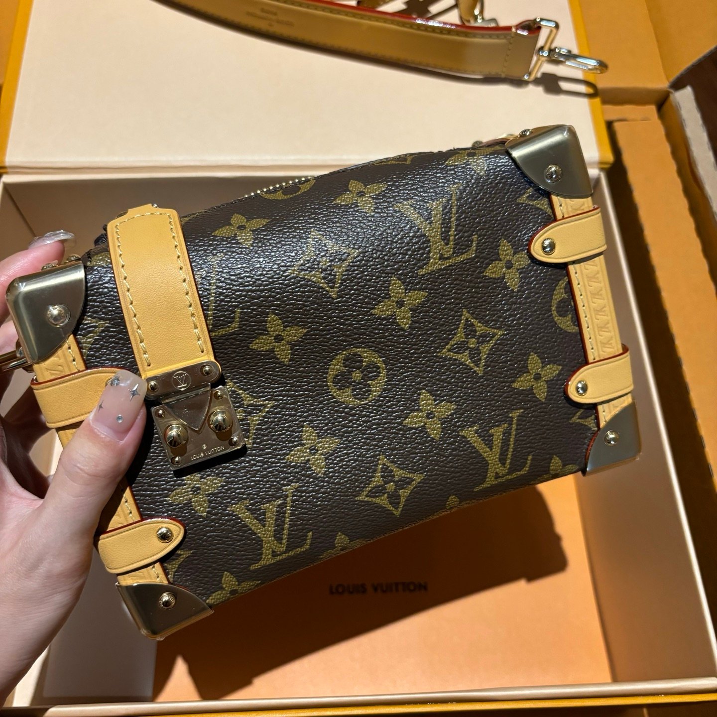 詳情圖 M27436(163C01)老花Side Trunk小号 18 × 12.5 × 8 公分(長度 × 高 × 寬)