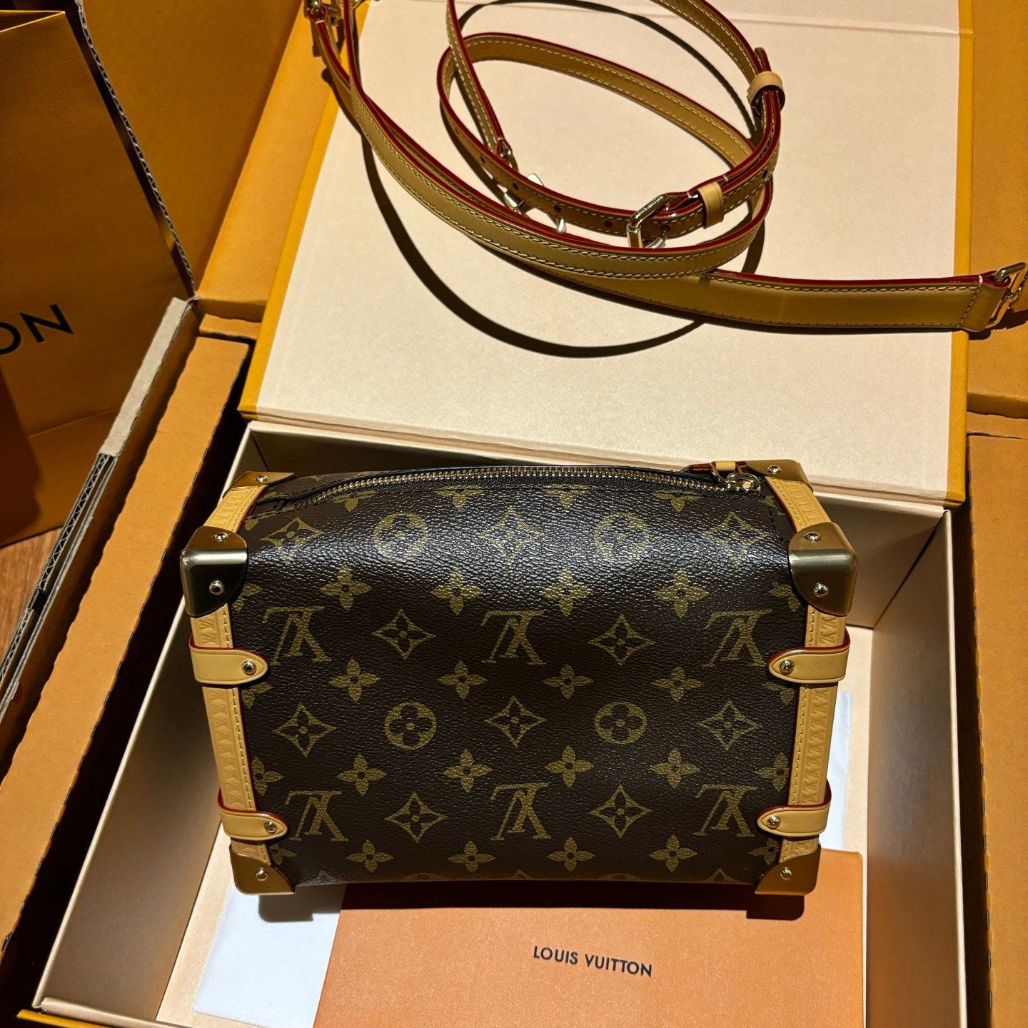 詳情圖 M46358(163C01)老花Side Trunk中號 18 × 12.5 × 8 公分(長度 × 高 × 寬)