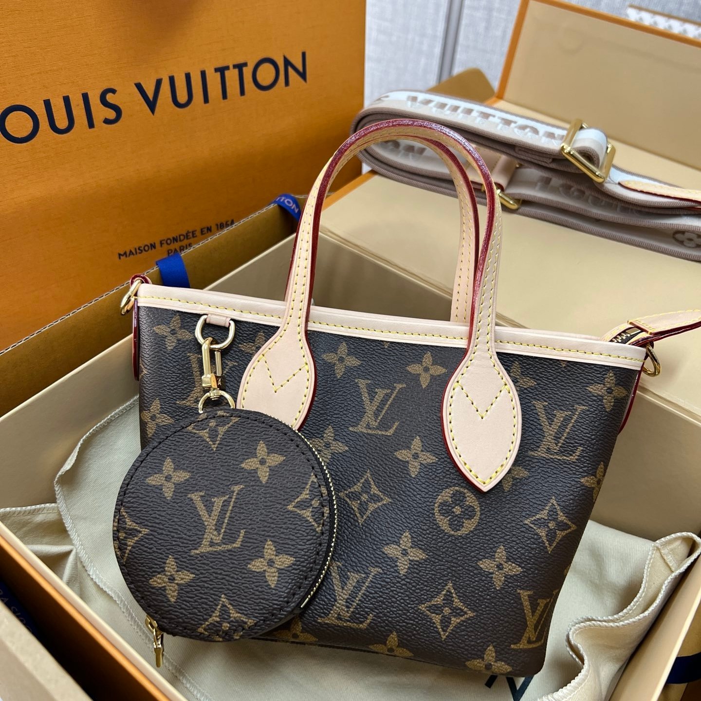 首頁 M46705(163C01)老花NEVERFULL BB托特包 24 × 14 × 9 公分 (長度 × 高 × 寬)